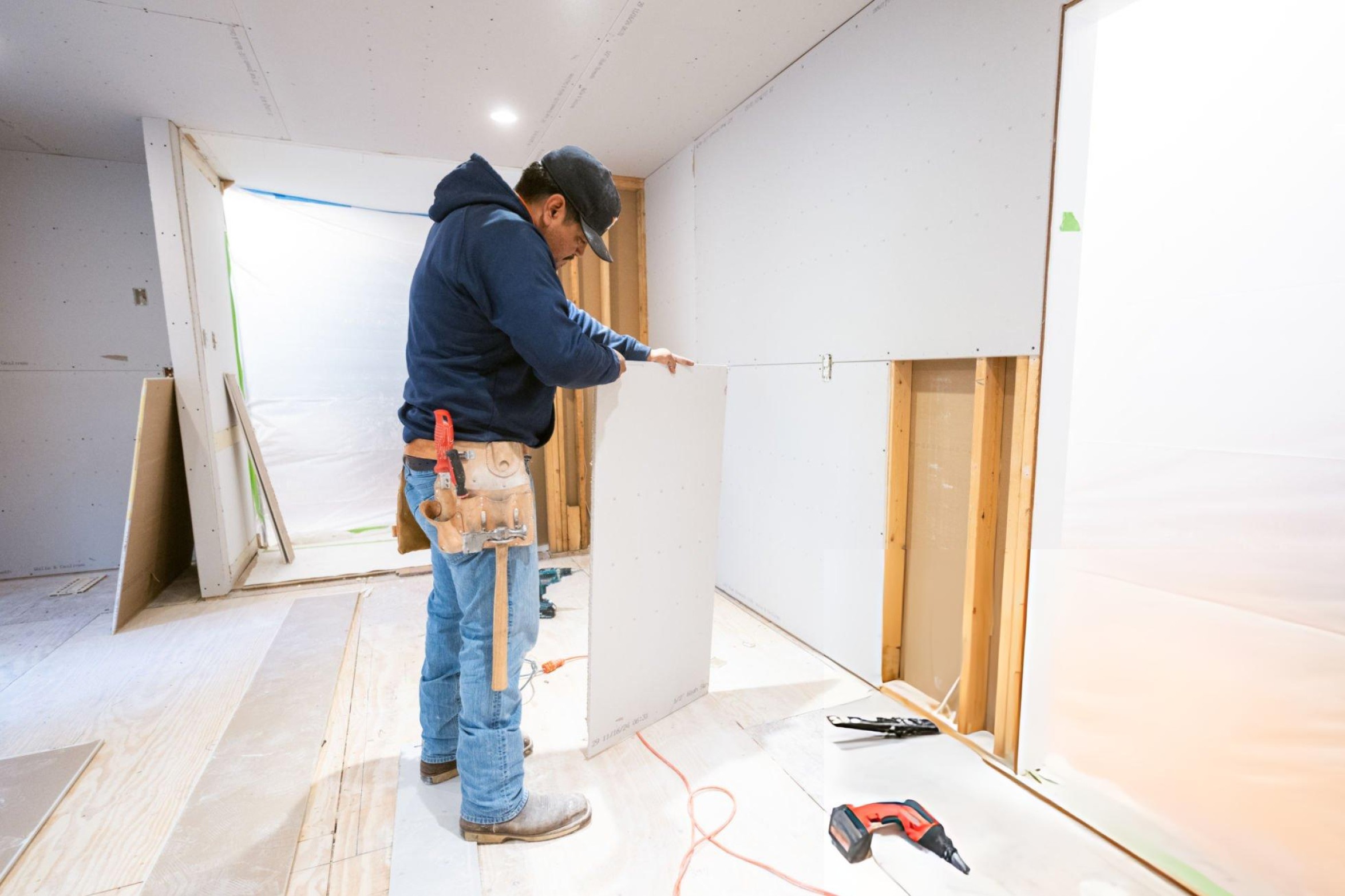 The best tools for cutting drywall include utility knives, jab saws, rotary tools, and oscillating multi-tools.